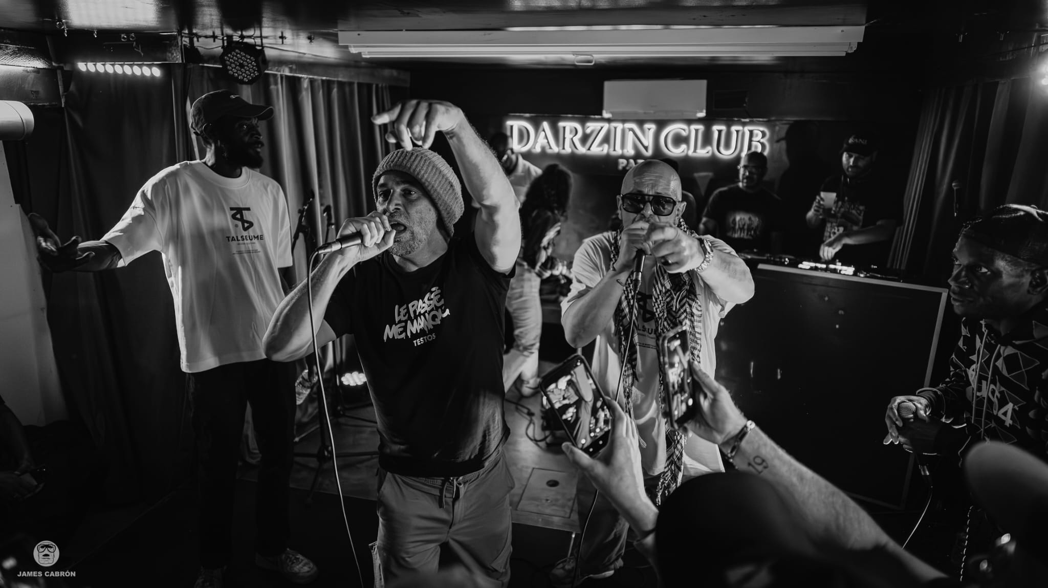 Des artistes de hip-hop sur la scène du Darzin Club devant le public